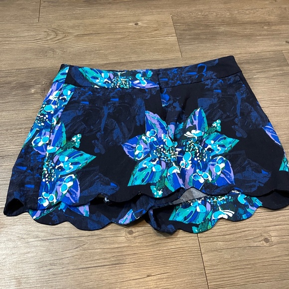 Attyre New York, Scalloped Edge Shorts, Women's size 6 - Picture 1 of 7